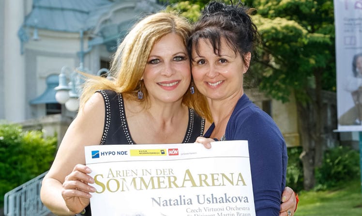 Natalia Ushakova und Martina Malzer, Geschäftsführerin der Bühne Baden (Credit: Philipp Monihart)