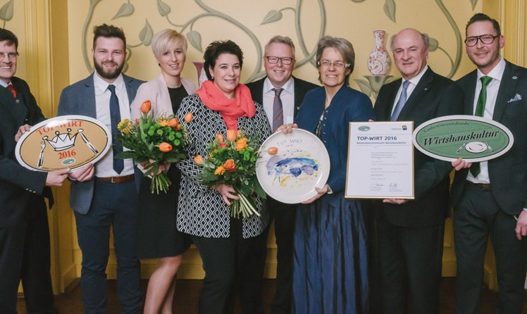 Harald Pollak, Philipp Essl, Petra Bohuslav, Erwin Pröll, Christine und Franz Essl, Markus Bsteh, Katharina und Georg Stocker sowie Christoph Madl © romanseidl.com