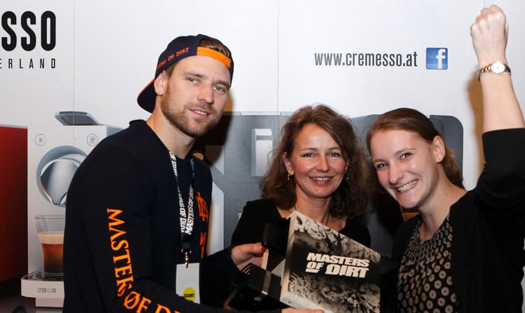 MOD, Karin Greider (Mitte) von Cremesso in Österreich übergab gemeinsam mit Veranstalter Georg Fechter die „Cremesso Masters of Dirt Machine – Airbrush by Knud Tiroch“ an Stephanie Konrad, die die Maschine stellvertretend für den Gewinner, ihren Bruder Peter Flock, entgegennahm. 