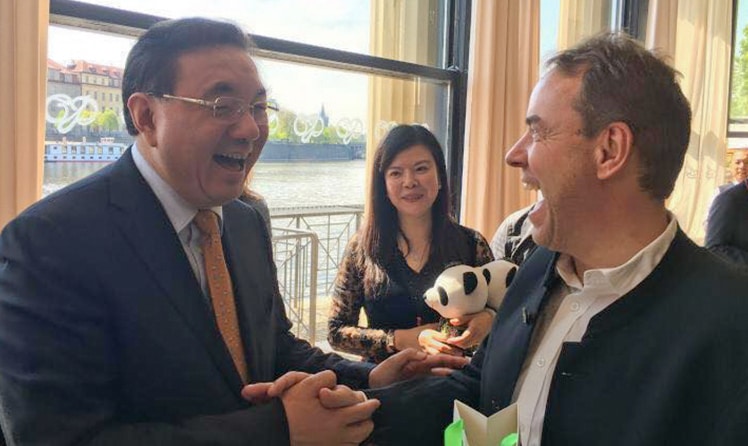 Xu Jin (Gouverneur und Staatssekretät der Provinz Sichuan), Siegmund Kahlbacher (CEO der K.Y.A.T.T. Gruppe) (c) K.Y.A.T.T.