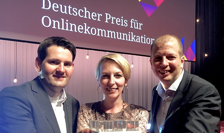 Sonja Horner, Leiterin der Externen Kommunikation, und Michael Schacherhofer, Leiter Corporate Digital Media mit Agentur-Chef Josef Barth (c) Pick & Barth