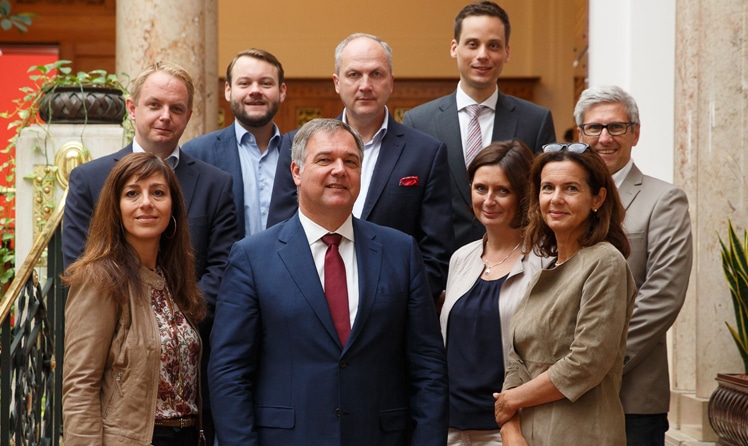 Dalia Preziosa (Österreichische Post), Gregor Bierent (New Frontier Group), Hannes Cizek (RZB), Walter Ruck (WK Wien), Gerhard Gamperl (Verbund), Maximilian Schausberger (A1), Sabine Toplak (AccorHotels), Christiane Noll (Microsoft Österreich), und Robert Heinze (Connect Care – Sieger in Season 1 bei Microsoft) © Wieser