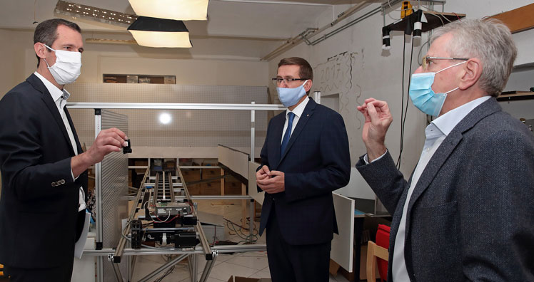 Rundgang bei Robart: V.l.n.r. Harold Artés, CEO von Robart, Markus Achleitner, Wirtschafts- und Forschungs-Landesrat von Oberösterreich, und Wilhelm Molterer, geschäftsführender Direktor des European Fund for Strategic Investments bei der EIB. © Land Oberösterreich/Kauder Rundgang bei Robart: V.l.n.r. Harold Artés, CEO von Robart, Markus Achleitner, Wirtschafts- und Forschungs-Landesrat von Oberösterreich, und Wilhelm Molterer, geschäftsführender Direktor des European Fund for Strategic Investments bei der EIB. © Land Oberösterreich/Kauder