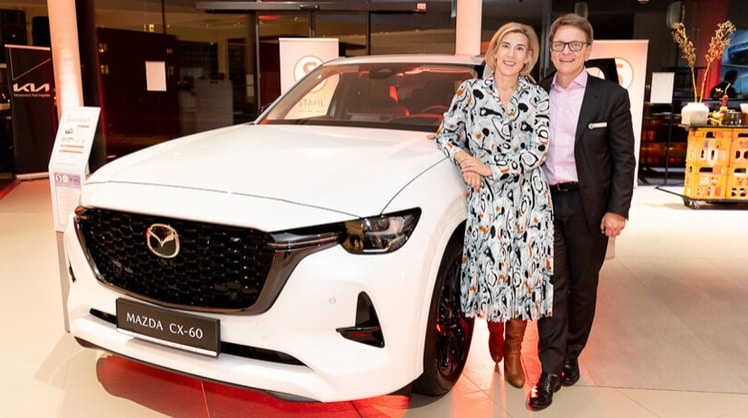 Isabella und Gernot Keusch mit dem neuen Mazda CX-60 © LEADERSNET C. Mikes