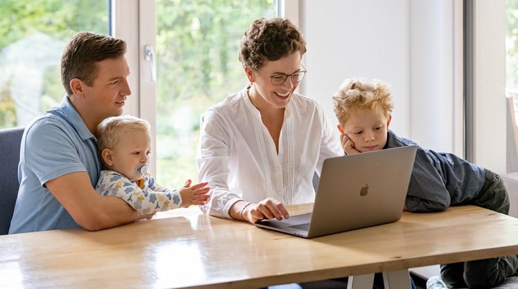 Mit dem Online Tool wohnrechner.at kann man sich mit wenigen Klicks von zuhause aus einen Überblick über das eigene Sanierungsprojekt verschaffen. © HYPO NOE/Gorla