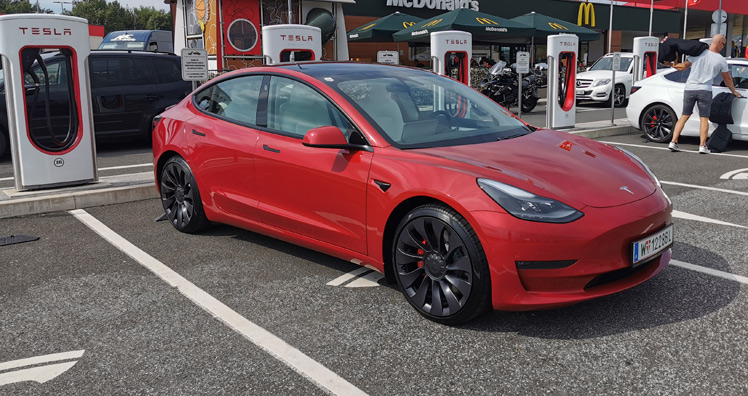 Tesla muss 579.000 Autos wegen Furz-Funktion zurückrufen » Leadersnet