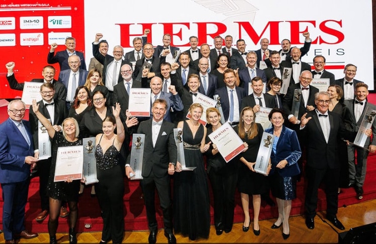 Die besten Unternehmer:innen Österreichs freuen sich über den "Hermes" © LEADERSNET/A.Felten