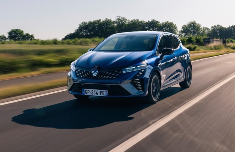 Mit seiner neuen Frontpartie inklusive großem Logo und markanter Lichtsignatur sticht der Renault Clio aus der Maße heraus. © Renault