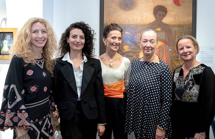 V.l.n.r.: Sophie Zetter-Schwaiger, Jasmin Meiri-Brauer, Timna Brauer, Agnes Husslein und Claudia Kovacek-Longin bei der Vernissage zu Ehren von Arik Brauer. ©Jürgen Hammerschmid