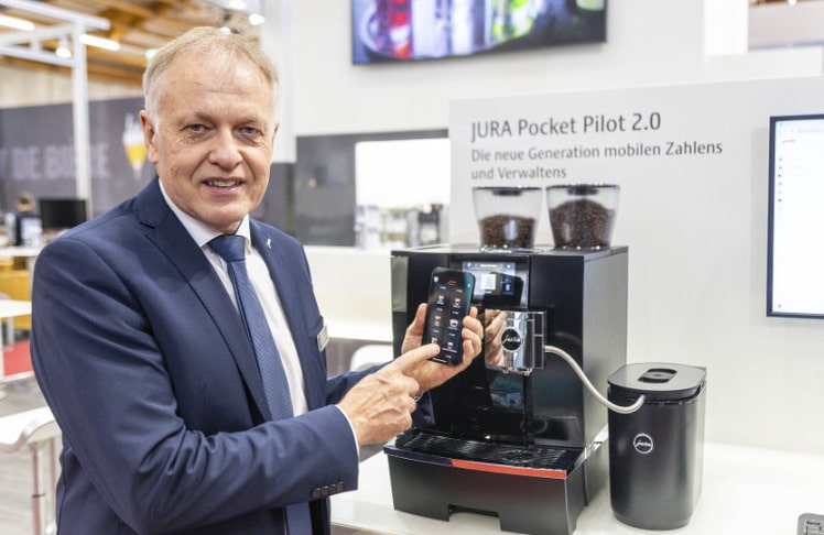 Andreas Hechenblaikner, Geschäftsführer Jura Österreich, präsentiert den Pocket Pilot 2.0 auf der Alles für den Gast 2023 © Jura