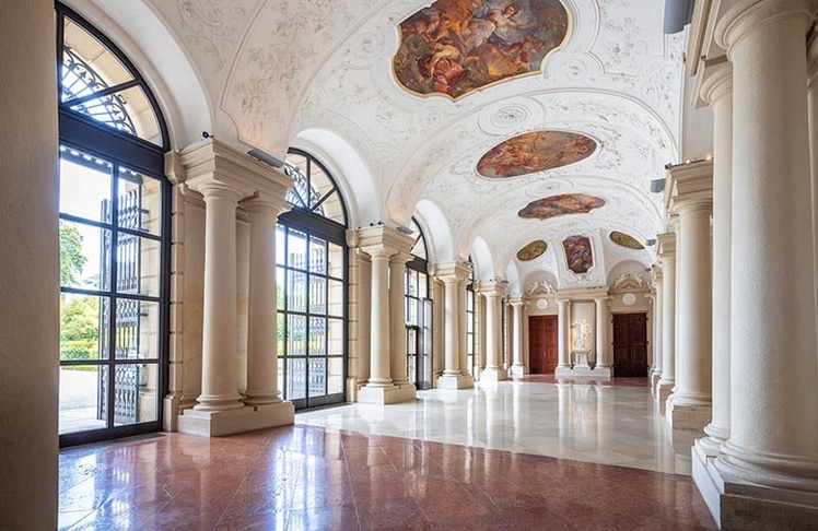 Die lichtdurchflutete, offen gestaltete Sala Terrena mit Zugang zum Garten im Gartenpalais Liechtenstein ©Palais Liechtenstein/Sebastian Burziwal