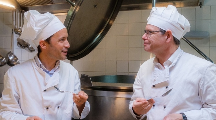 Klaus Schwertner und Rudolf Schrefl schneiden Gemüse in der Canisibus-Küche © Yannick Stross