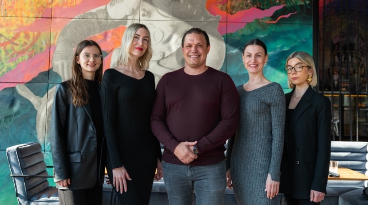 V.l.n.r.: Nora Wunderwald, Junior PR-Consultant Sister Act, Nina Haider, Agentur Inhaberin Sister Act, Werner Helnwein, Spelunke Geschäftsführer, Lisa Haider, Agentur Inhaberin Sister Act und Namita Guberner, PR-Consultant Sister Act © Rainer Plöchl