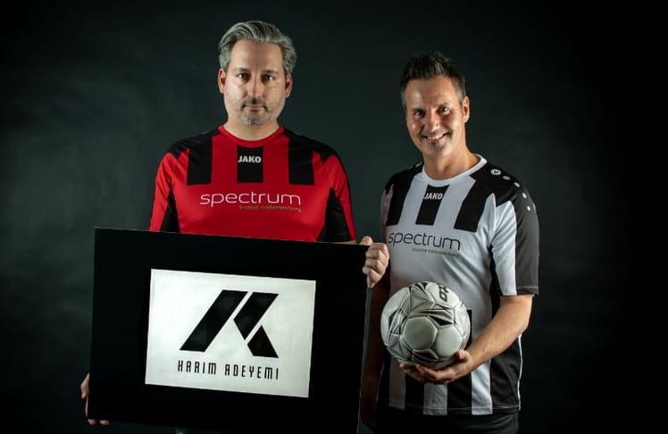 Andreas Obernauer, Geschäftsführender Gesellschafter und Art Director spectrum (links) und Markus Erler, Geschäftsführender Gesellschafter und Creative Director spectrum, mit dem von spectrum kreierten Markenlogo für Karim Adeyemi © spectrum