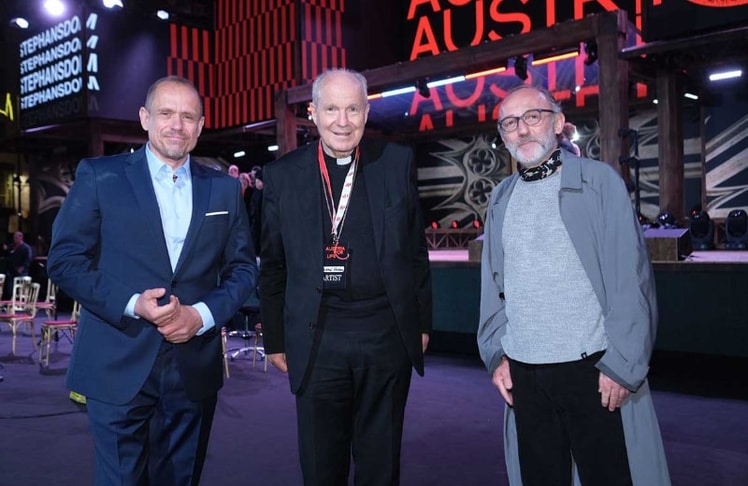 V.l.n.r.: Gery Keszler, Obmann Life+, Kardinal Christoph Schönborn und Karl Markovics, Schauspieler, bei der letzten Benefizshow © Philipp Hutter 