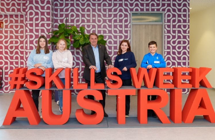 Wolfgang Ecker mit Schüler:innen bei der Präsentation des neuen Projekts @ Josef Bollwein