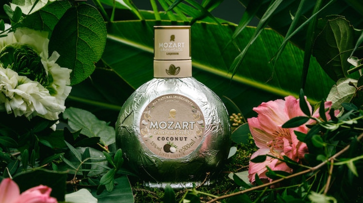 Die neue Sorte des Likörs vereint süße Schokolade mit tropischer Kokosnuss © Mozart Chocolate Liqueur
