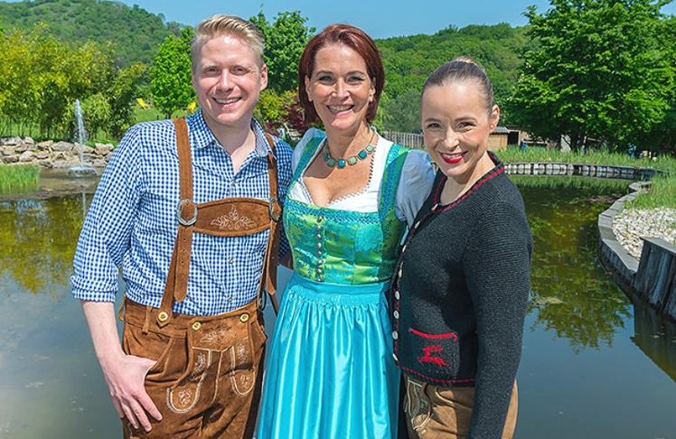 V.l.n.r.: Andreas Wanasek, Maya Hakvoort und Stefanie Wanasek-Stauffer (Missy May) beim "Picknick in Tracht" © Andreas Tischler