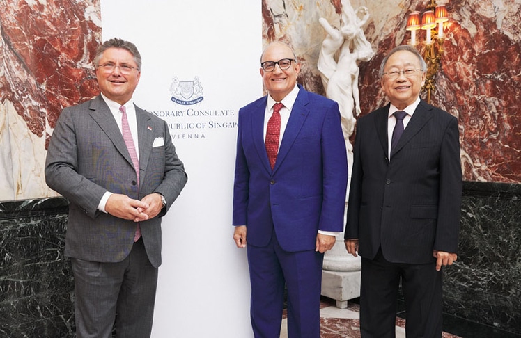 (v.l.n.r.): Honorarkonsul Karl-Heinz Strauss, Minister S. Iswaran und Heng Wing Chan, Botschafter von Singapur in Österreich © Gabor Mayerhofer