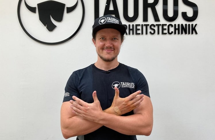 Thomas Urbanek erhielt seinen vierten Chip implantiert – u.a. für Fitness-Studio-Zugang © Arikan/TAURUS Sicherheitstechnik