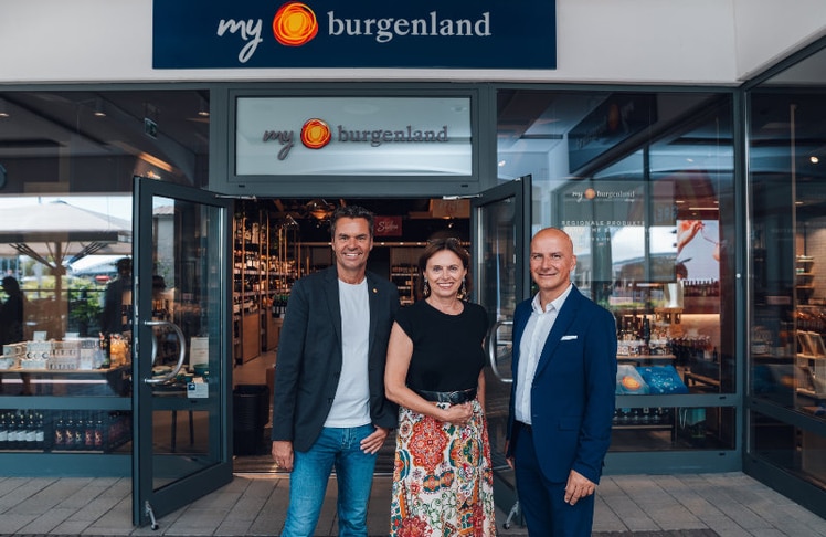 V.l.n.r.: Burgenland Tourismus-Geschäftsführer Didi Tunkel, Staatssekretärin für Tourismus Susanne Kraus-Winkler und General Manager McArthurGlen Designer Outlet Parndorf Mario Schwann vor dem my burgenland Shop © Burgenland Tourismus/ Niklas Schnaubelt