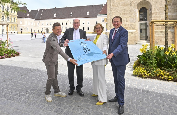 V.l.n.r.: Thomas Gludovatz vom Festspielhaus St. Pölten, Diözesanbischof Alois Schwarz, Landeshauptfrau Johanna Mikl-Leitner und Bürgermeister Matthias Stadler präsentieren das Programm zur Domplatz-Eröffnung. © Kalteis/NLK Filzwieser