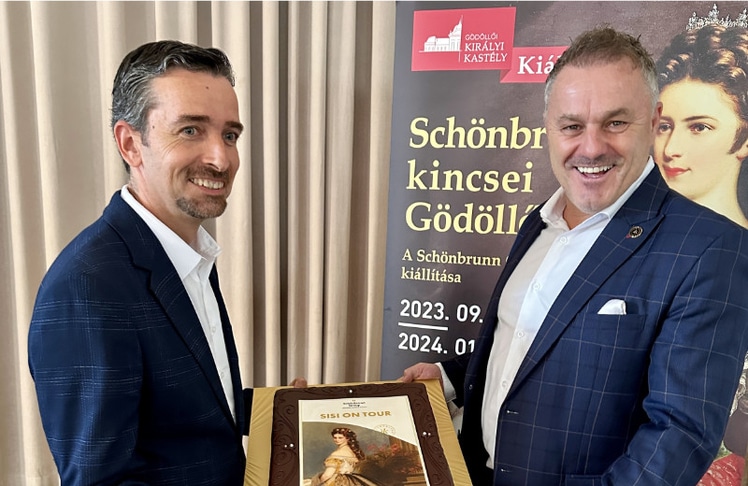 Tamás Ujváry, Direktor des Schloss Gödöllő (links) und Klaus Panholzer, Geschäftsführer der Schönbrunn Group © SKB
