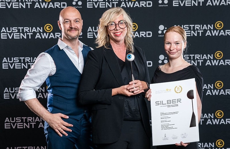 Der Auftakt zum Auszeichungsreigen: der Austrian Event Award 2021. V.l.n.r.: Ingo Reinhardt, art + event | Theaterservice Graz GmbH, Kuratorische und Projekt-Leitung Birgit Lill-Schnabl und Sara Lesky, Projektassistenz Klanglicht. ©Fotostudio Eder