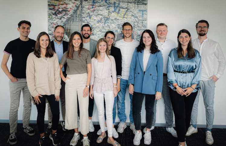 Das Havas Village Wien Duo Benjamin Larcher, ganz links, und Stefan Schäffer, ganz rechts, mit
MAXENERGY-Geschäftsführer Bernd Neider, Dritter von links, sowie der geballten Teampower von
MAXENERGY. © Havas Village Wien