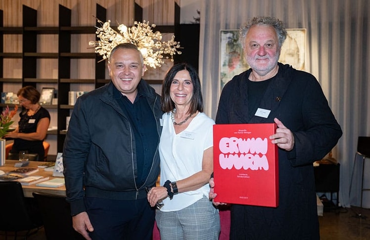 V.l.n.r. Hannes Fauland von Gerin Druck mit Erika Pfaffinger von Salzer Papier und dem Autor der Erwin Wurm Biografie Rainer Metzger ©Foto Mathias Kniepeis