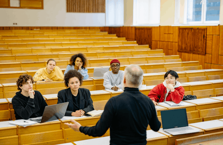 Für einen Großteil der im Rahmen der Studie befragten Unternehmen, ist ein akademischer Abschluss die Basis für eine Führungsposition (Symbolbild) © Pexels