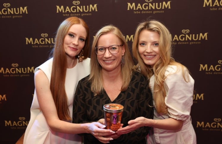 V.l.n.r.: Barbara Meier (Model, Schauspielerin, Designerin und Magnum Genussbotschafterin), Andrea Huber-Schallmeiner (Category Lead Ice Cream Unilever Austria) und Chiara Pisati (Schauspielerin und Werbeikone) © Katharina Schiffl