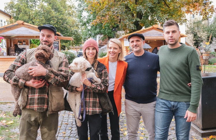 V.l.n.r.: Die Trüffelhunde Mara und Sesia mit Markus Steiner und Judith Ladstätter, Kitzbühel Tourismus Geschäftsführerin Viktoria Veider-Walser, Giuseppe Perna, Ivents Kulturagentur und Simone Cheinasso, Geschäftsführer Consorzio Oltre Le Alpi © Kitzbühel Tourismus