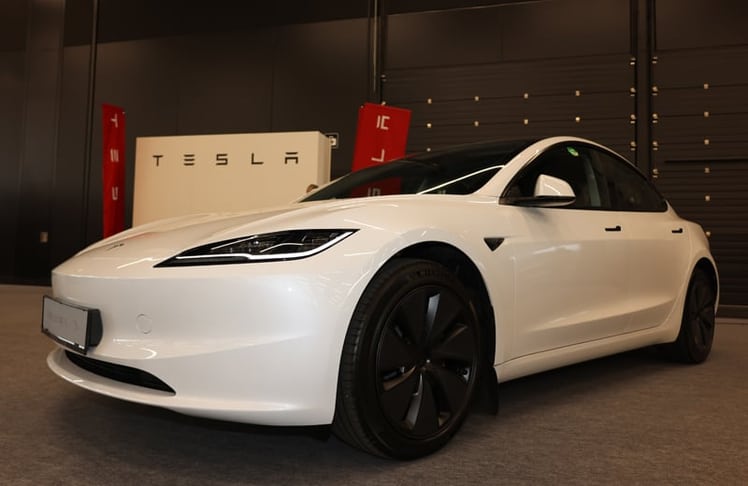 Das Tesla Model 3 schafft nun bis zu 702 km Reichweite © LEADERSNET/ U. Brandl