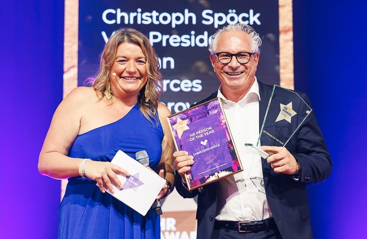 Moderatorin Verena Schneider mit Christoph Spöck, HR Person of the year, VP HR Swarovski Optik © LEADERSNET / A. Felten