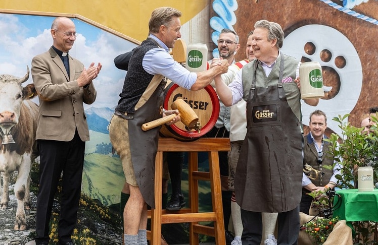 Hans Knauß stach bei der Eröffnung im September gemeinsam mit Bürgermeister Michael Ludwig das Bierfass an. Dompfarrer Toni Faber (links) war ebenfalls mit dabei. © LEADERSNET - R. Brunhölzl