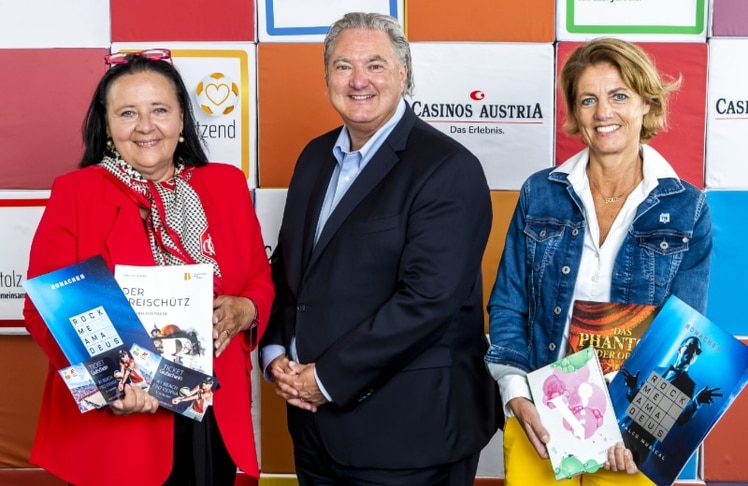 Die Geschäftsführerinnen der Österreichischen Krebshilfe, Doris Kiefhaber (l.) und Martina Löwe, präsentieren gemeinsam mit Casinos Austria Generaldirektor Erwin van Lambaart die Aktion "Glückliche Augenblicke" – ein weiteres humanitäres Projekt von Casinos Austria © Achim Bieniek