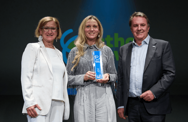 V.l.n.r.: Landeshauptfrau Johanna Mikl-Leitner mit Geschäftsführerin Gerlinde Macho vom Gewinnerunternehmen MP2 IT-Solutions und WKNÖ-Präsident Wolfgang Ecker. © NLK Pfeiffer