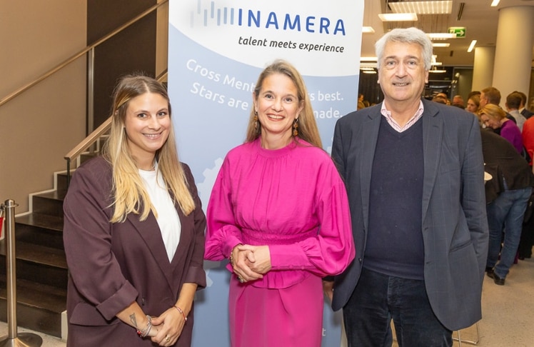 V.l.n.r.: Inamera-Gründerin Gerlinde Layr-Gizycki (Mitte) mit Tabea Rauscher und Markus Eiblmayr von Bene Büromöbel © LEADERSNET / C. Mikes