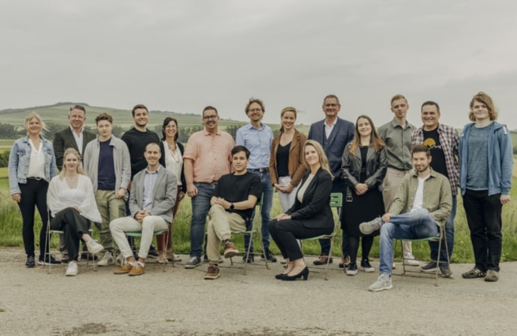 Founder Matthias Katt (siebter h. r.), Co-Founder Klara Dimmel (sechste h. r.) und Gerd Bader (zweiter h. r.) mit ihrem Team von eFriends. © Fabian Gruber