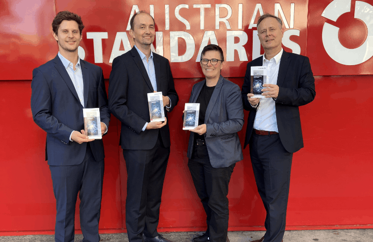 V.l.n.r.: Die Autoren Fabian Herbst und Stefan Panic mit Gerti Reznicek und Erich Zeisl vom Verlag von Austrian Standards © Austrian Standards