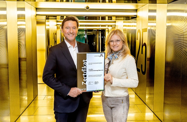 Franz Maier (Generaldirektor Atradius Österreich, Ungarn und Südosteuropa) und Monica Rintersbacher (Geschäftsführerin Leitbetriebe Austria) bei der Zertifikatsübergabe in Wien © Christian Mikes