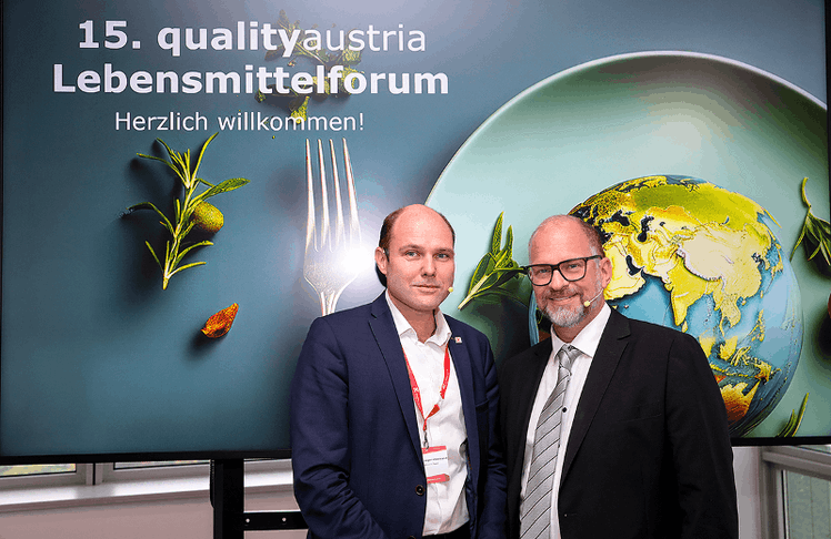 Moderator der Veranstaltung Axel Dick (l.) und Wolfgang Leger-Hillebrand, Leitung Branchenmanagement Lebensmittelsicherheit bei Quality Austria © LEADERSNET/ G. Langegger 
