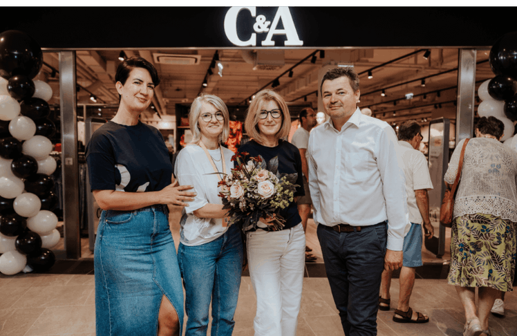 V.l.n.r.: Daniela Vrebac (Sales Lead), Maria Nagelhofer (Store Managerin), Helga Schmitzberger (Group Sales Lead) und Hannes Grubner © inshot/Daniel Schalhas