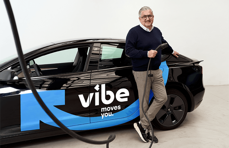 Martin Rada spricht mit LEADERSNET über die Vorteile von E-Mobilität. © vibe