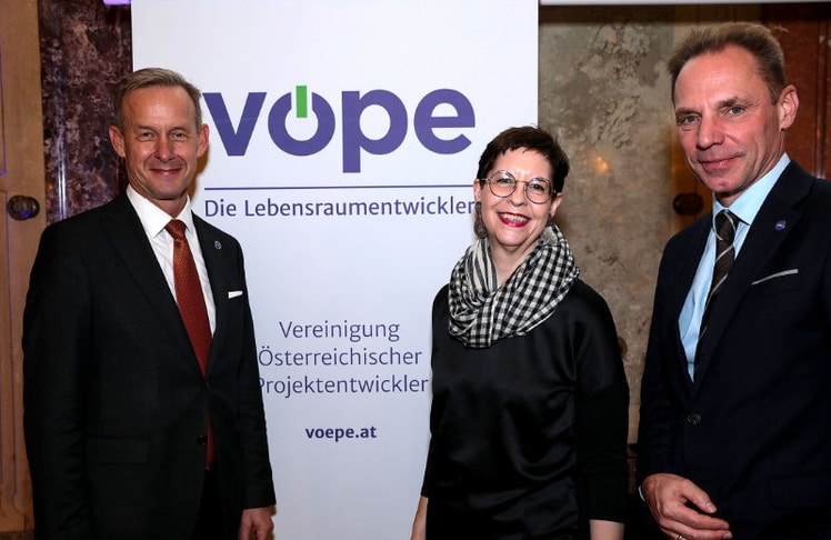 V.l.n.r.: Gerald Beck, VÖPE-Finanzverantwortlicher, Geschäftsführer Bundesimmobiliengesellschaft & ARE Austrian Real Estate sowie Mitglied des VÖPE -Advisory Boards, Unternehmerin Christine Marek und VÖPE-Präsident, CEO nxt value one Andreas Köttl © LEADERSNET/G. Langegger