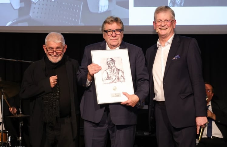 Juryvorsitzender Werner Sobotka, der Gutenberg Award-Preisträger Franz Bösmüller und Moderator sowie Print & Publishing Chefredakteur Michael Seidl © Golden Pixel / Katharina Schiffl