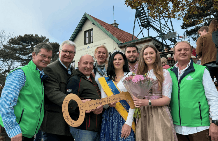 V.l.n.r.: Michael Weil, Christoph Kainz, Christoph Fälbl, Ulla Weigerstorfer, Pfaffstättner Winzerkönigin, Florian Ernst, Marta Barka und Andreas Winter © LEADERSNET