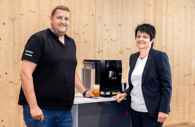 Benjamin Peer von Elektro Peer GmbH und Maria Heidegger, Schulungsleiterin bei Jura Österreich  ©  Jura