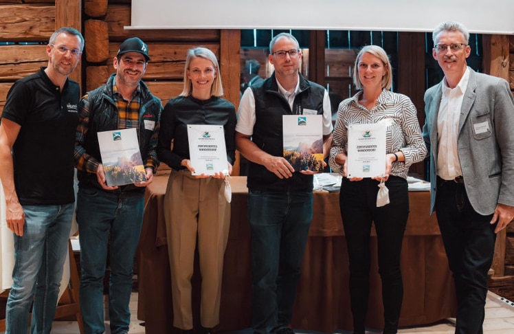 Vl.n.r.: Gunter Brandstätter, Obmann der Vereinigung zur Qualitätssicherung für Wandern in Europa, Bernd Brandstätter und Geschäftsführerin Viktoria Veider-Walser, beide Kitzbühel Tourismus, Stefan Zwertetschka, Ortsausschuss-Obmann Jochberg, Monika Hechenberger, Frühstückspension Ederhof in Jochberg und Thomas Wirnsperger, Obmann Österreichs Wanderdörfer © Kitzbühel Tourismus/Österreichs Wanderdörfer/Julian Castro 